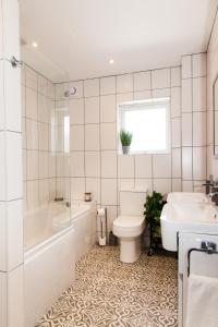 a bathroom with a toilet and a tub and a sink at Contractor house, sleeps 7, close to restaurant's & bars, long stays available, Oveyo Accommodation in Middlesbrough