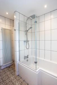 a bathroom with a shower and a bath tub at Contractor house, sleeps 7, close to restaurant's & bars, long stays available, Oveyo Accommodation in Middlesbrough