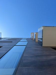 Blick auf das Dach eines Gebäudes in der Unterkunft Glass House - Smart Rooms & Parking in Lecce