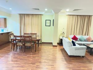 a living room with a couch and a table and chairs at القصر العالي للوحدات السكنية المفروشة in Al Khobar +43 photos