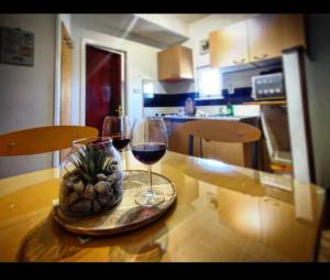 un tavolo con due bicchieri di vino e una ciotola di cibo di Studio Manora Sucuraj a Sućuraj (San Giorgio)