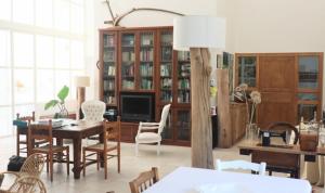 sala de estar con mesa, sillas y TV en Henry Agriturismo Manfredonia en Ippocampo