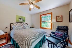 Gilmanton的住宿－Loon Retreat，一间卧室配有一张床和一把椅子
