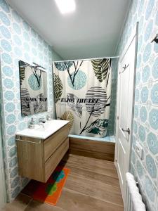 baño con lavabo blanco y azulejos azules y blancos en Casa A Guarda, en A Guarda