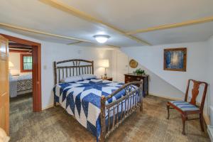 1 dormitorio con 1 cama, 1 mesa y 1 silla en Calumet Township Cottage about 1 Mi to Lake Superior en Calumet