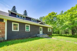 una pequeña casa con un patio delante en Calumet Township Cottage about 1 Mi to Lake Superior en Calumet