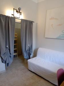 ピオンビーノにあるB&Big Apartment Piombinoのベッドルーム(ベッド1台、青いカーテン付)