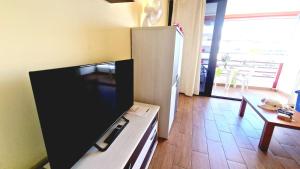 TV a/nebo společenská místnost v ubytování OLYMPIA STUDIO, OCEAN VIEW