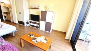TV a/nebo společenská místnost v ubytování OLYMPIA STUDIO, OCEAN VIEW