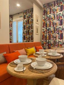 uma sala de estar com duas mesas e um sofá em Hotel Maïa em Ciutadella