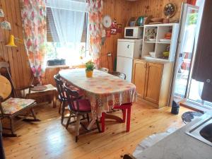 House for nature lovers في ميدفودِ: مطبخ مع طاولة وكراسي ومطبخ مع طاولة وثلاجة