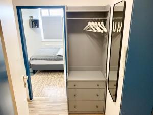 een inloopkast met een spiegel en een bed bij 21qm² Business Apartment in Bielefeld +2 foto's