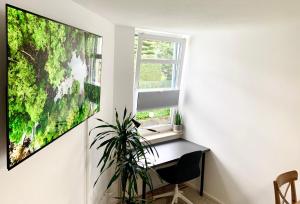 een thuiskantoor met een bureau en een raam bij 21qm² Business Apartment in Bielefeld