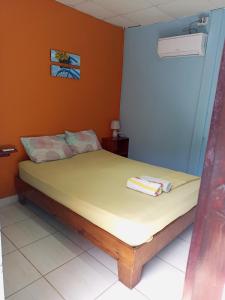 a bedroom with a bed in a room at Surfari Bocas in Bocas Town