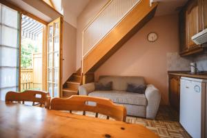 un soggiorno con un divano e un tavolo di POČITNIŠKI APARTMAJI - Vijolica 2 in Moravske Toplice a Moravske Toplice