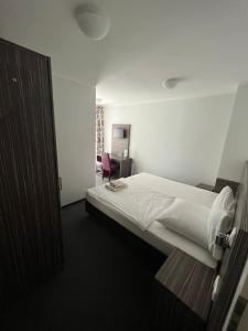 a hotel room with a bed and a door at Altes Backhaus in Herzogenaurach