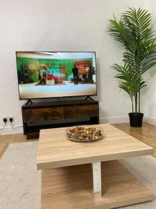 TV tai viihdekeskus majoituspaikassa House in Medway