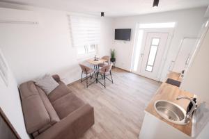 sala de estar con sofá y mesa en New Family Apartments with private parking near Zadar en Murvica