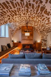ein Wohnzimmer mit Couch und Kamin in der Unterkunft Maison Patou, superbe duplex au coeur du village du Casset, Le Monêtier les Bains, Serre Chevalier in Le Casset