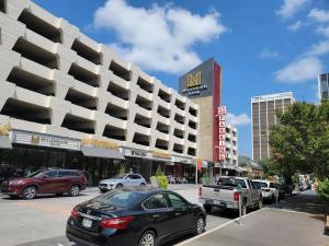 een parkeerplaats met auto's voor een gebouw bij Hotel Clemons in Chattanooga