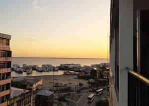 マナウスにあるRiverfront Retreat Prime Location Apartment with Stunning Views of the RioNegroの海を望む窓