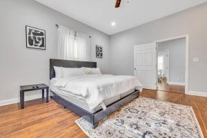 a bedroom with a large bed and a rug at 20% off! Spacious 4BR House w/ Free Parking, Wi-Fi in Atlanta