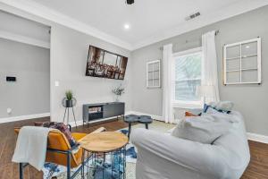 a living room with a couch and a table at 20% off! Spacious 4BR House w/ Free Parking, Wi-Fi in Atlanta