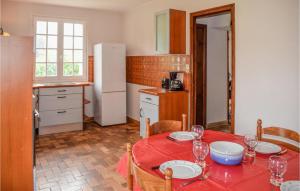Köök või kööginurk majutusasutuses Awesome Home In Canihuel With Kitchen