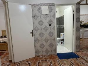 ein Bad mit einer Dusche und einem WC in einem Zimmer in der Unterkunft إقامة الامل in Beni Mellal