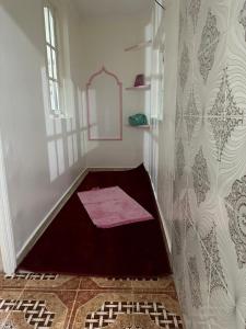 una camera con un grande tappetino nell'angolo di una stanza di إقامة الامل a Beni Mellal