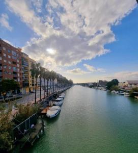 un fiume con barche ormeggiate accanto ad alcuni edifici di vacance espagne a Llaurí