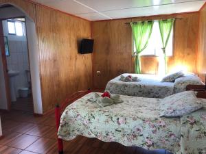 Postel nebo postele na pokoji v ubytování Cabanas Hinariru Nui