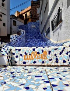 una rampa di scale con piastrelle bianche e blu di vacance espagne a Llaurí