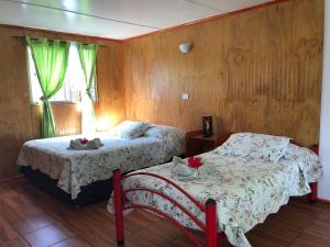 Postel nebo postele na pokoji v ubytování Cabanas Hinariru Nui