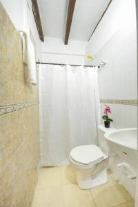 a bathroom with a toilet and a sink at Casa Hotel Terraza del Cabrero in Cartagena de Indias