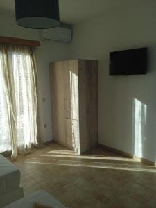 um quarto com uma porta no canto de um quarto em Iliachtida apartments em Filótion