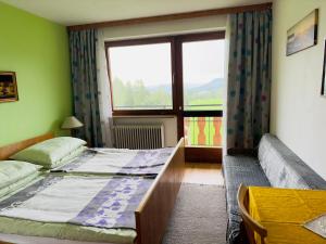 Habitación de hotel con 2 camas y ventana en Urlaub am Fieglerberg, 