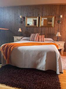 1 dormitorio con 1 cama grande y 2 espejos en Ambar SPA. Azagalla Rural, en Casas del Abad