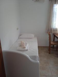 1 dormitorio con 2 camas y toallas. en Iliachtida apartments, en Filótion