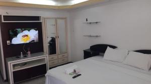 1 dormitorio con 1 cama y TV de pantalla plana en Riverfront Retreat Prime Location Apartment with Stunning Views of the RioNegro, en Manaus