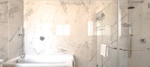 Et badeværelse på BnBIsrael Apartments - Hakovshim Marguerite