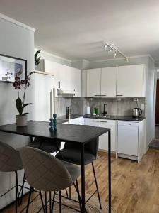 Kuchyň nebo kuchyňský kout v ubytování Cozy ground floor apartment