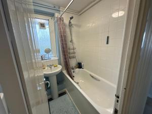 Ένα μπάνιο στο Cozy Room in Shared Home near Canary Wharf