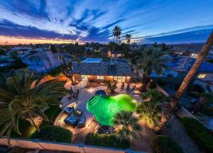 eine Luftansicht eines Hauses mit einem grünen Gebäude in der Unterkunft Oraibi Oasis-A Phoenix Paradise- Pool, Spa, Putting Green, EV Charger in Phoenix