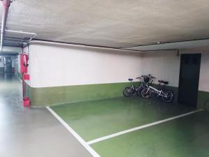 ein Fahrrad steht in einer Parkgarage in der Unterkunft LORE - Parking y bicis gratis in San Sebastián