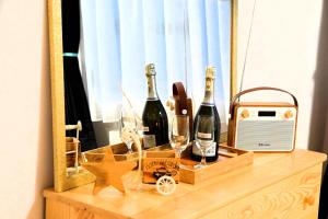 een tafel met twee flessen wijn en een spiegel bij Widokowy Zakątek u Kamila in Zakopane +14 foto's