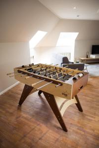 eine Tischtennisplatte in der Mitte eines Zimmers in der Unterkunft Appartement du Mont de L’Enclus in Buisestraat