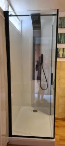 eine Glasvitrine mit einem Telefon darin in der Unterkunft T2 CARRY LE ROUET CENTRE VILLE PROCHE DE LA MER in Carry-le-Rouet + 3 Fotos