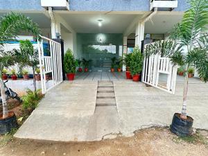 Classic Hotel في شامشاباد: مدخل مع نباتات الفخار في مبنى