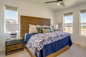 1 dormitorio con 1 cama y 2 ventanas en Heber Haven with Cozy Fireplace and Mountain Views!, en Parkview Trailer Court